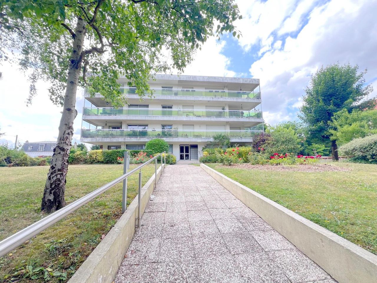 Appartement 90m² + terrasse + 2 parking (Chaudiere et Isolation thermique par l'extérieur votés et payés par l à Le Raincy